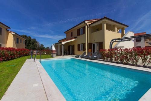 Banjole Villa | Complex of 2 villas Olivia-Mar, 2 private pools, up to 20 persons only 200m from the beach