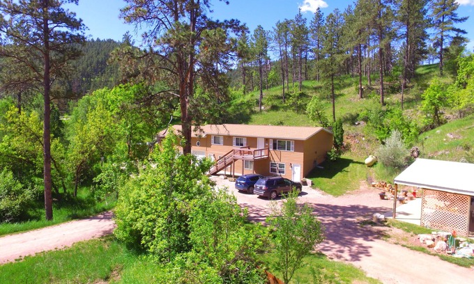 Rapid City House | Complimentary bicycles, wildlife, hiking trails and 10 min from downtown!