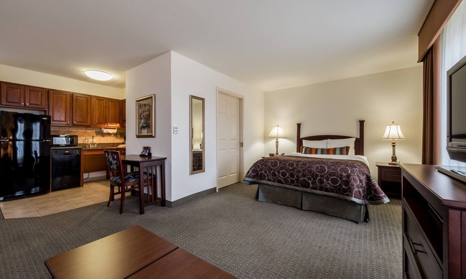 Oak Apartment | Complimentary Breakfast Buffet | Minutes from Shopping + White Sand Beaches