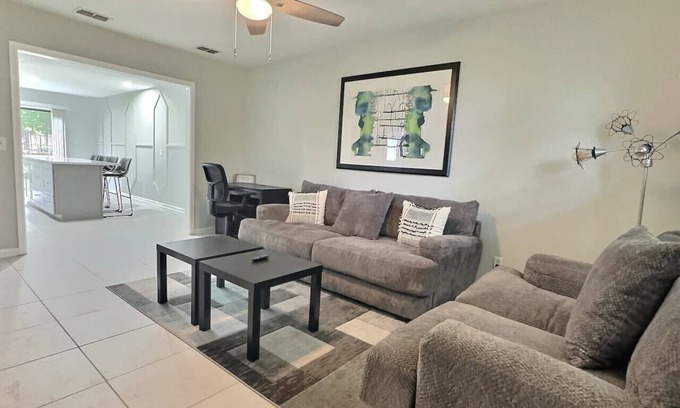 Hyde Park House | Conant Gray: Sleeps4! 2Bd/1Bth Peaceful Living!