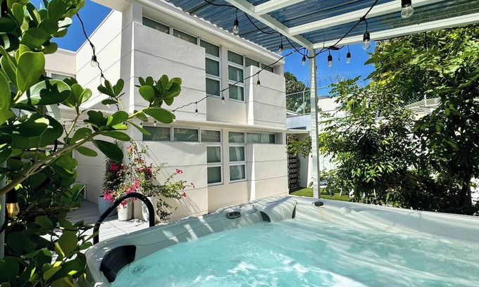 Santurce Ski Chalet | Condado Laguna Villa 1 | Spa | 6 Bd 3Ba Generator