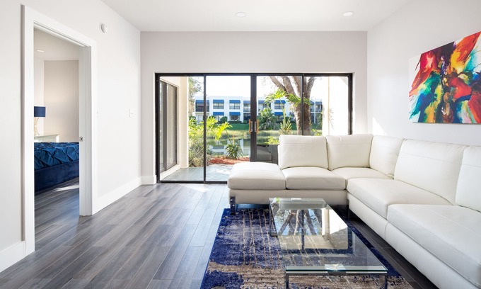 Central Naples Condo | Condo 2 Bedrooms 2 Baths Pool 6 min to Beaches Downtown Restaurants Shopping