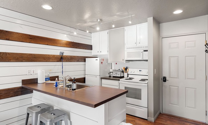 Harbor Village Condo | Condo - #202 Mountain View | 1 Bed, 1 Bath