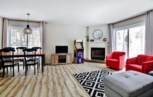 Stoneham Apartment | Condo 204 33 Chemin du Hameau by Les Chalets Alpins