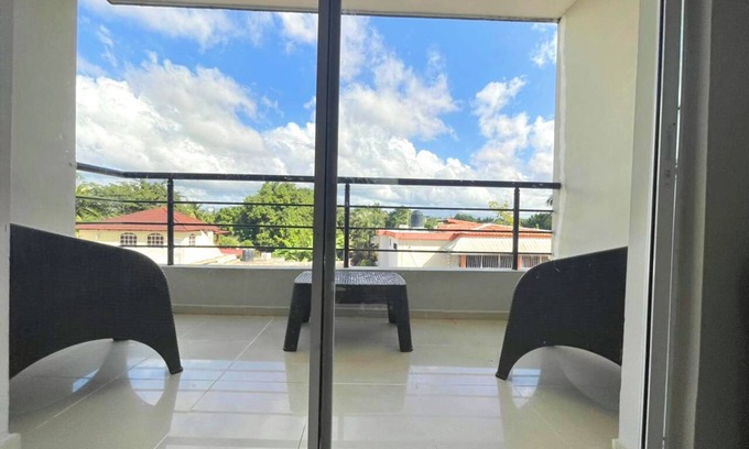 San Francisco de Macoris Condo | Condo 3 Bd Apt, Internet,2 Parqueo,lavadora,ac