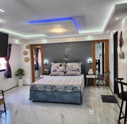 Mactan Export Processing Zone Apartment | Condo Azur Suites B207 near Airport, Netflix, Stylish, Cozy with swimming pool