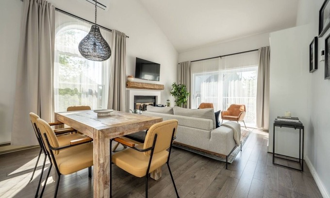 Magog Apartment | Condo between lake and mountain, Condo de la plage des Cantons