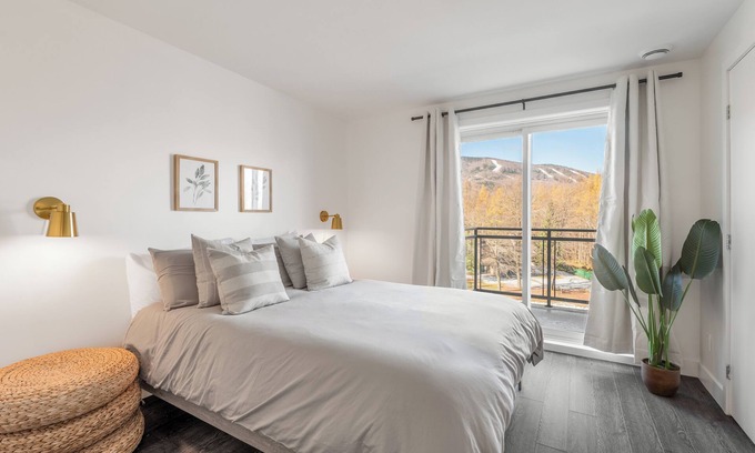Beaupre Condo | Condo des Neiges. Vue Imprenable sur la Montagne, Piscine Intérieure