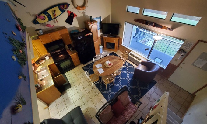 Quincy Condo | Condo nearby pool and the Gorge shuttle stop