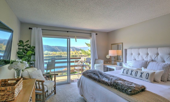 Carbondale Condo | Condo Overlooking Pond w/2 Fly Fishing Badges, Golf, Tennis & 24 Mi. to Aspen!