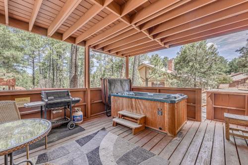 Ruidoso Apartment | Condo with Hot Tub about 4 Miles to Ruidoso Winter Park!