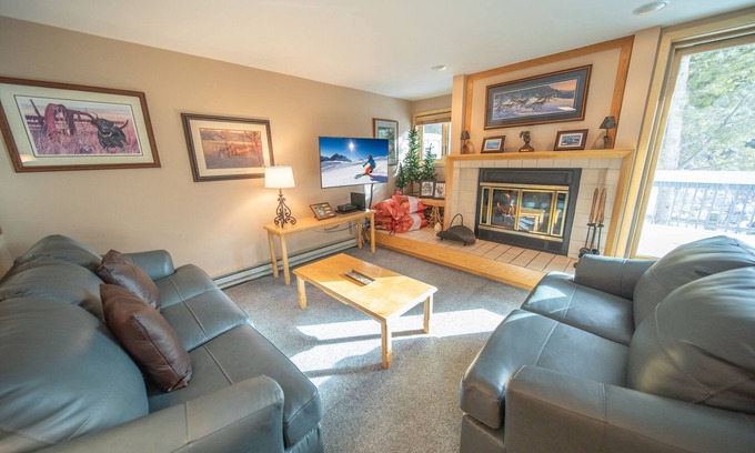 Mountain House Condo | Condo with large patio & quick walk to the lifts!