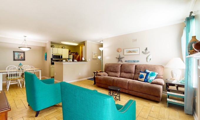 Gulf Shores Condo | Condo with screened porch & access to shared pool and hot tub
