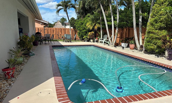 Richmond West House | CONFORTABLE 4-BEDROOM 2 BATH HOME WITH POOL IN THE CENTER OF MIAMI.