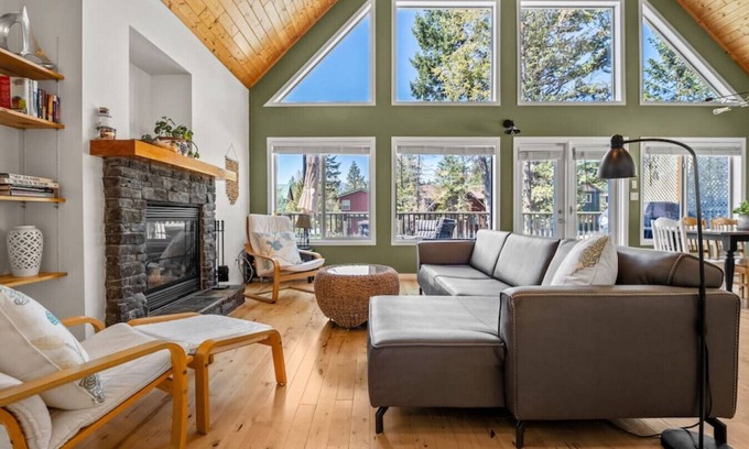 East Kootenay House | Conifer Cottage | Hot Tub | Peaceful | Foosball