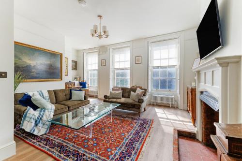 Windsor City Centre Apartment | Consorts & Concubines, Opposite Windsor Castle, Castle view, Center of town, 4 Bed Apartment, Sleeps up to 7, Consorts & Concubines
