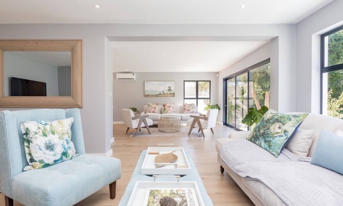 Constantia House | Constantia 4 Bedroom Beautifully Furnished Thatched House