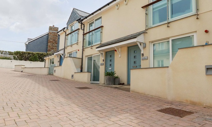 Treyarnon Cottage | CONSTANTINE BAY COTTAGE, pet friendly in Constantine Bay