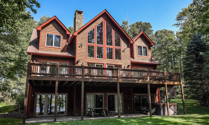 North Glade Hills House | Constantly Cozy | Lakefront + Community Amenities