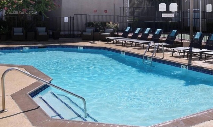 Dallas Hotel | Construction Stays with Parking & Pool, Free Breakfast, Near Major Work Sites!