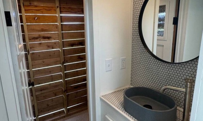 Smithville House | Container Cabin on the Colorado
