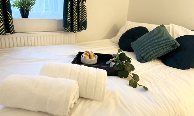 West Hendon Apartment | Contemporary 2 bed Apt Close to Mall with Free Parking & Fast Wifi