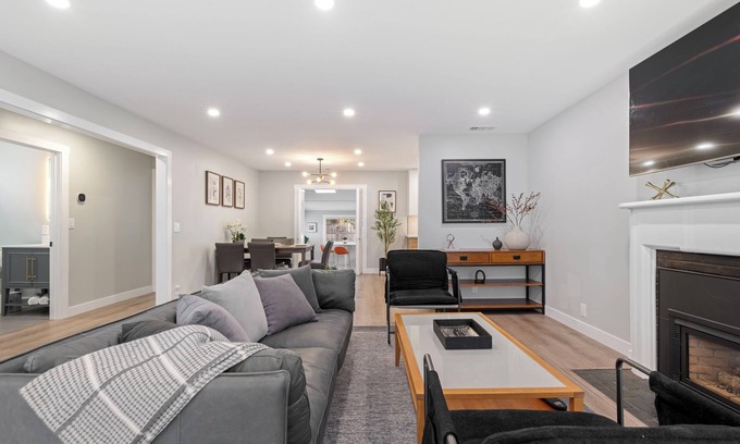 Redwood City House | Contemporary 2-bedroom house with large backyard in tranquil Redwood City