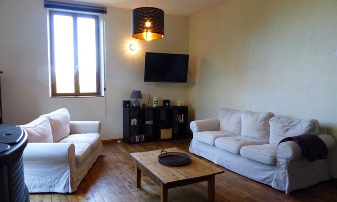 Chantelle Cottage | Contemporary 2-BR Getaway with Private Terrace, Near Scenic Hikes & Spa (Apr-Sep)