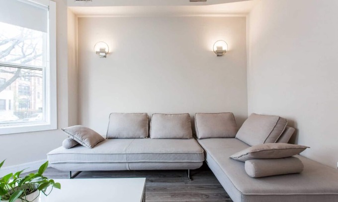 Lakeview Apartment | Contemporary 2BR Flat Right Next to Wrigley Field & Transit ❤️ Cubs!