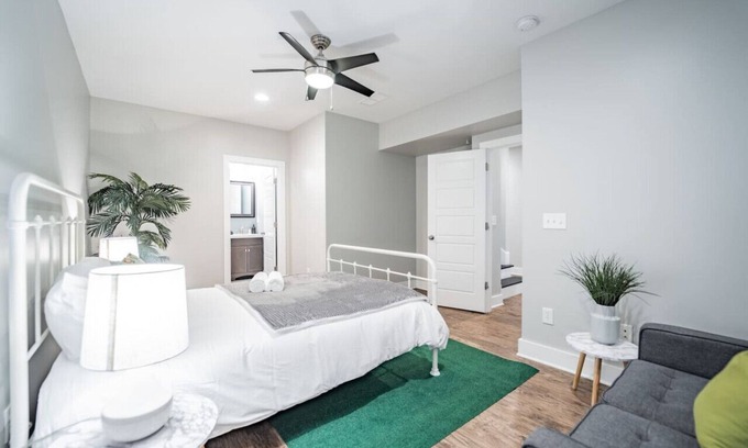 Fountain Square House | Contemporary 2BR2BA w/King *Den*Private Entry/Yard