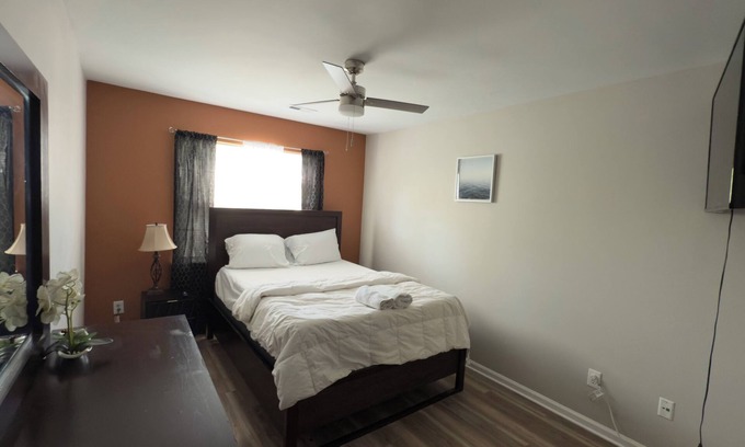 Prosperity Church Road House | Contemporary 3-bedroom townhome with WiFi, AC in Charlotte University area