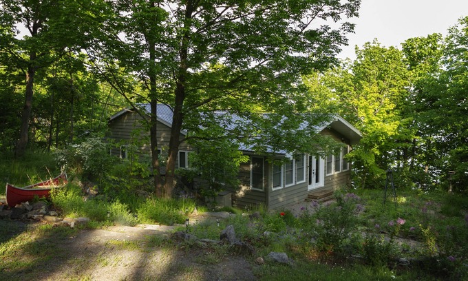 Marmora Cottage | Contemporary 3-bedroom waterfront cottage