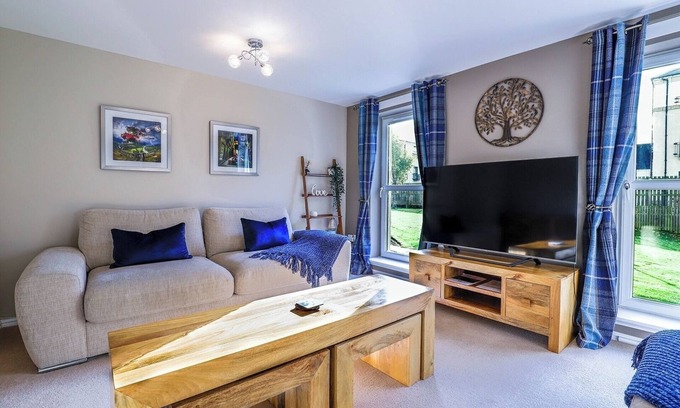Dunfermline House | Contemporary 3 Bedroom Flat in Ancient Dunfermline