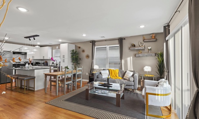 Elizabeth Apartment | Contemporary 3bds near NYC/EWR with free parking