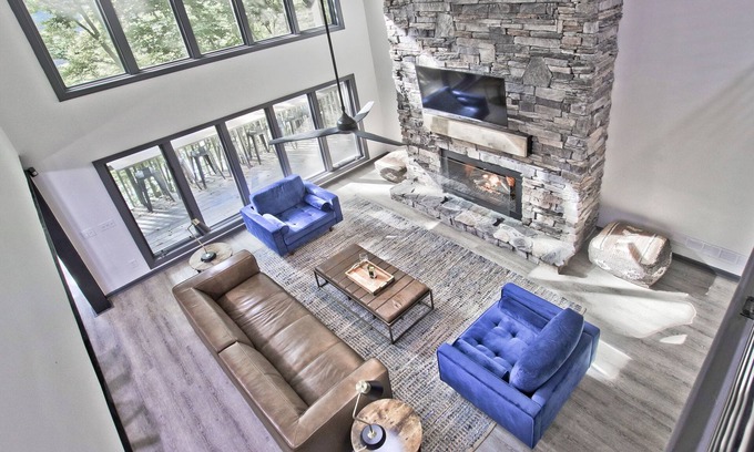 Jasper House | Contemporary 5 bedroom and 4 bath lake home