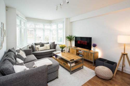 Woodhouse House | Contemporary 5 Bedroom with Garden North Finchley