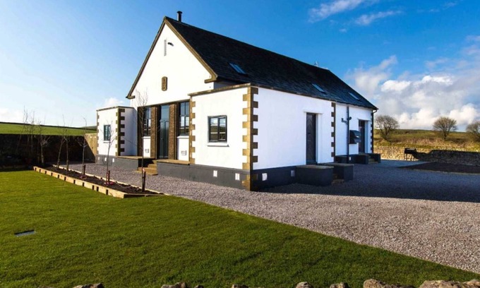 Longnor House | Contemporary 9 bedroom holiday home, next to the High Peak & Tissington Trails.