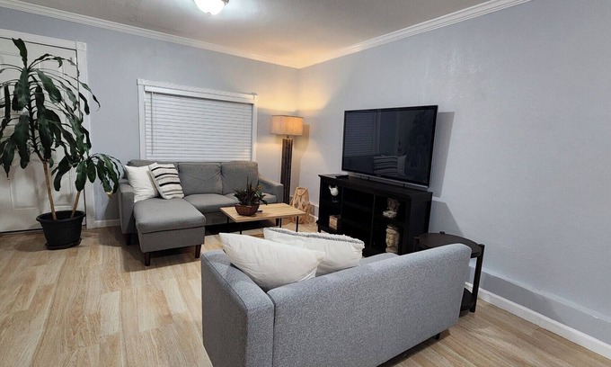St. Francis Apartment | Contemporary and Stylish Flat near SFO