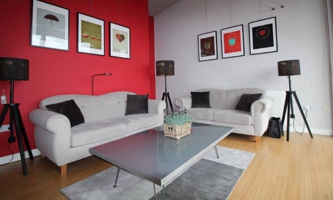 Trafford Apartment | Contemporary Apartment (B) with Cosy Balcony Altrincham, 8 miles from Manchester