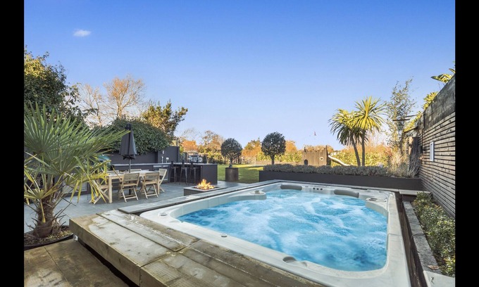Southbourne House | Contemporary Barn with Heated Hydro Pool