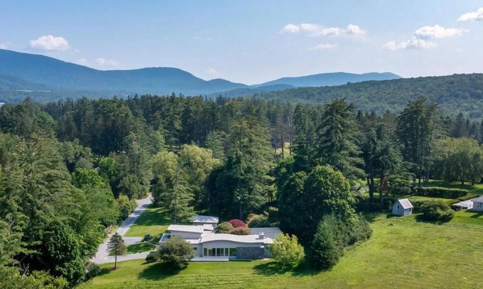 Williamstown House | Contemporary Berkshire Home with Views of Taconic Golf Course