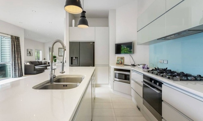 Browns Bay House | Contemporary Browns Bay Haven with Fabulous Patio