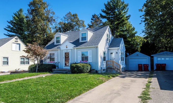 Champaign House | Contemporary Bungalow in Champaign Near Bakery