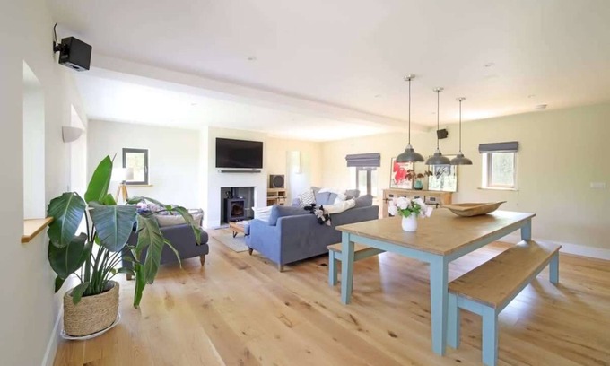 Child Okeford House | Contemporary Cottage & Garden in Dorset