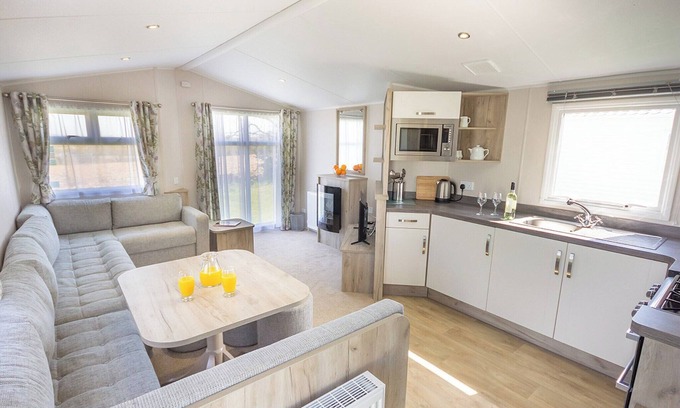 Rookley House | Contemporary caravan with one double and one twin.