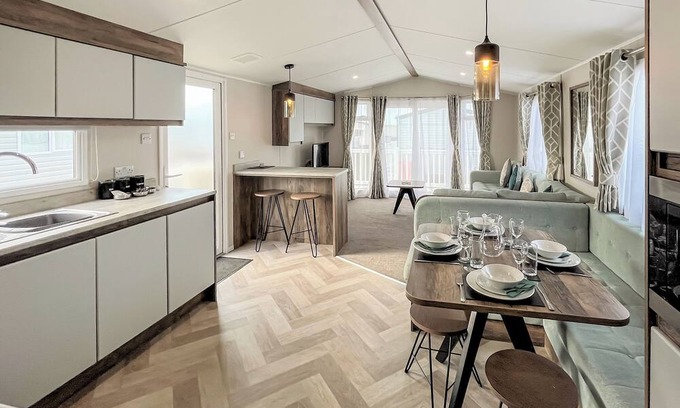 Llwyngwril House | Contemporary caravan with one double and one twin.