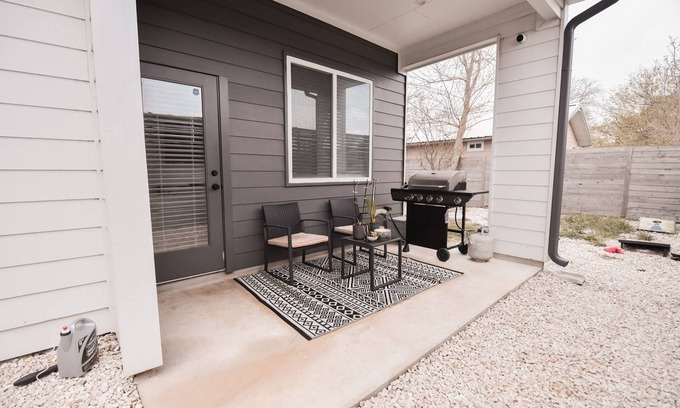 South Manchaca Condo | Contemporary Casa Casey ATX