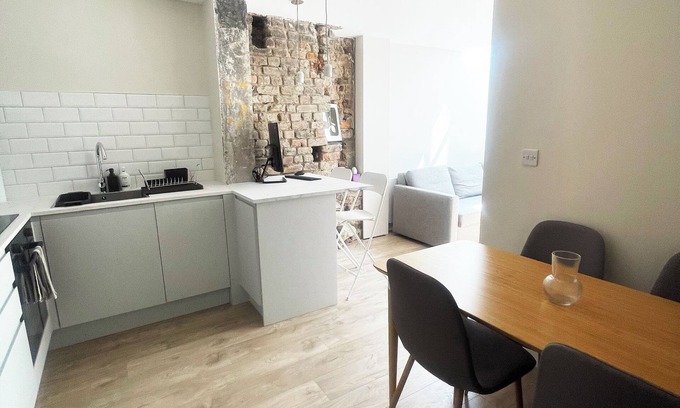 Temple Bar Apartment | Contemporary City Retreat- Work & Study