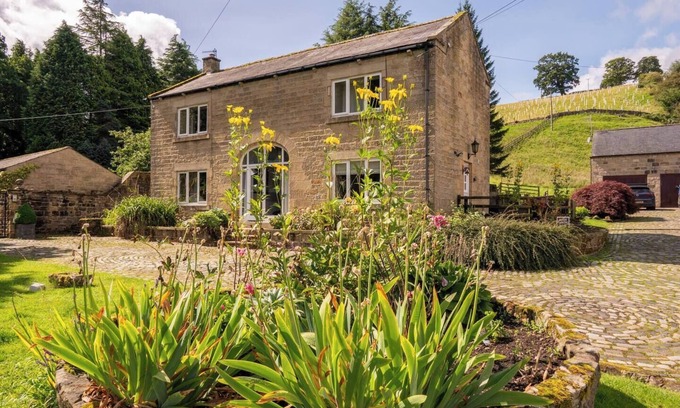 Lofthouse House | Contemporary comfort amidst breathtaking views with spacious private garden ideal for relaxing