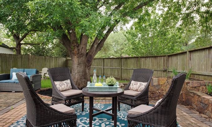 Barker House | Contemporary Comfort with Quick WiFi and a Gorgeous Backyard